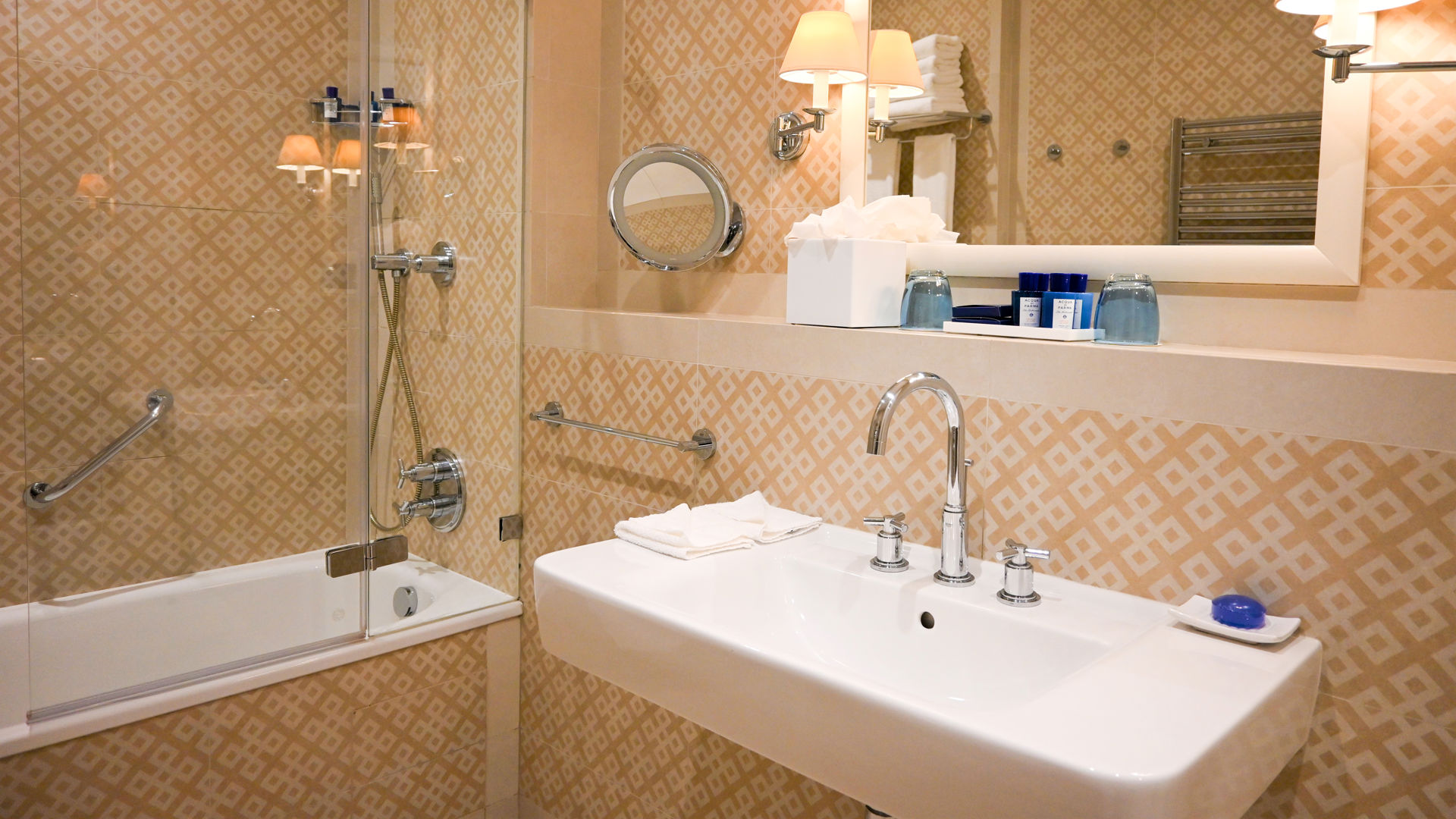 Phoenicia Malta room bathrooms